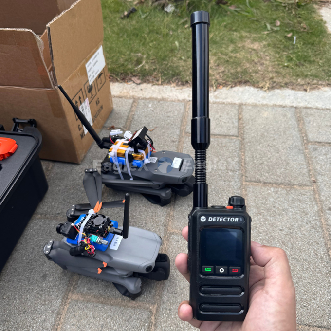 1.5-2KM Detektor FPV Handheld Drone Deteksi 800 ̇1500MHz、2400 ̇2485MHz、5725 ̇5850MHz 1