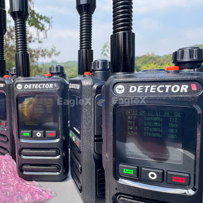1.5-2KM Detektor FPV Handheld Drone Deteksi 800 ̇1500MHz、2400 ̇2485MHz、5725 ̇5850MHz 0