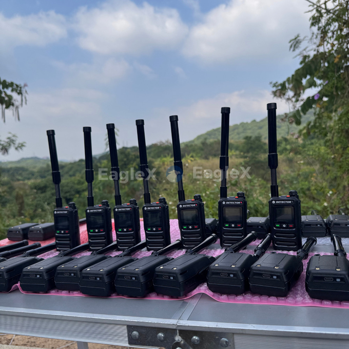 1.5-2KM Detektor FPV Handheld Drone Deteksi 800 ̇1500MHz、2400 ̇2485MHz、5725 ̇5850MHz 2