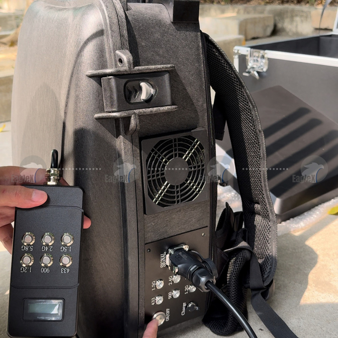 1.5KM-2KM Backpack Drone Jammer Rentang Frekuensi 860MHz-930MHz 0