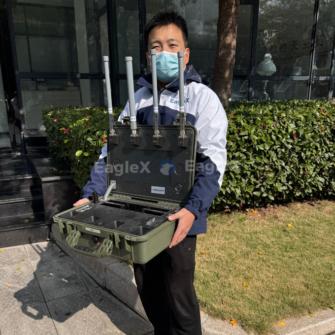 8-10KM FPV UAV Drone Detection Range Handheld Drone Detector Dengan Posisi Pilot Real-Time 2
