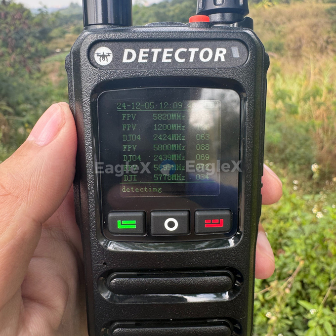 1500m-2000m Pemberitahuan Dini Detektor Drone FPV Handheld Deteksi 800MHz 1500MHz 2400MHz 5800MHz 0